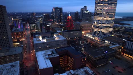 Filmische-Nachtaufnahme-Von-Milwaukee-Downtown