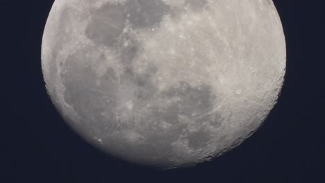 Schöner-Mond---Nahaufnahme---Klar