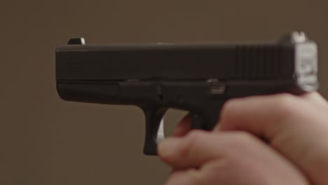 Glock-17-Wird-Von-Menschen-Abgefeuert