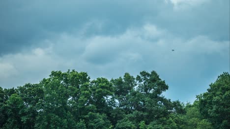 Zeitraffer-Von-Stürmischen-Wolken-über-Bäumen-An-Einem-Windigen-Tag