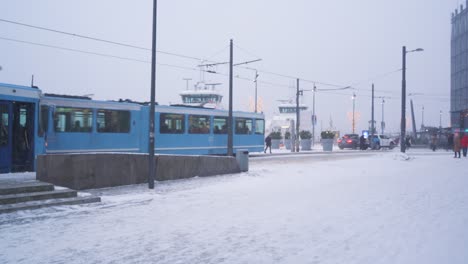 Gente-Caminando-Por-El-Paseo-Marítimo-De-Aker-Brygge-En-Oslo-Durante-La-Caída-De-La-Nieve-Del-Invierno