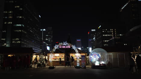 árbol-De-Navidad-Brillante,-Entrada-Arqueada-Y-Bola-De-Cristal-En-El-Mercado-De-Navidad-De-La-Plaza-Gwanghwamun-En-Seúl,-Corea-Del-Sur
