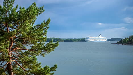 Cruise-ships-and-sailboats-at-Stockholms-ström---time-lapse