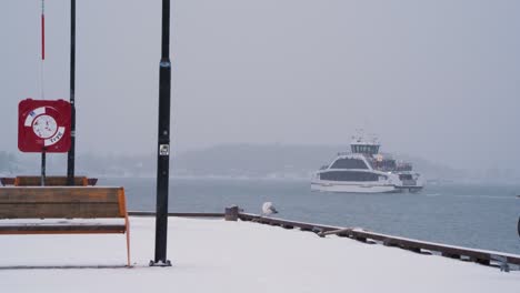 Blick-Vom-Aker-Brygge-Pier-Des-Passagierschiffs-Dronningen,-Das-Den-Hafen-An-Einem-Bewölkten-Verschneiten-Tag-In-Oslo-Verlässt