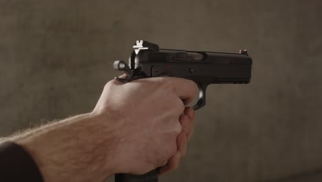 Nahaufnahme-Einer-9-mm-Pistole,-Die-Mehrere-Schüsse-Abfeuert,-Bis-Sie-Leer-Ist