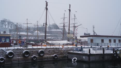 Segelmasten-Des-Bootes,-Das-An-Einem-Windigen-Wintertag-Mit-Fallendem-Schnee-In-Aker-Brygge-Marina-Festgemacht-Ist