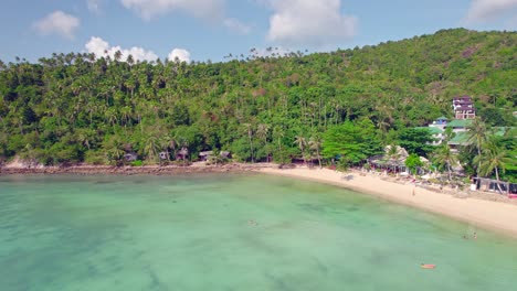 4K-Luftdrohnenaufnahmen-Aus-Der-Umlaufbahn-Des-Salad-Beach-Auf-Koh-Phangan-In-Thailand-Mit-Fischerbooten,-Blaugrünem-Wasser,-Korallen-Und-Grünen-Dschungeln