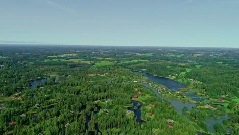 Häuser-Am-See-In-Einer-Ländlichen-Landschaft-Osteuropas---Luftbild-Aus-Großer-Höhe