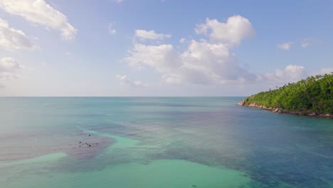 4K-Luftdrohnenaufnahmen-Aus-Der-Umlaufbahn-Des-Salad-Beach-Auf-Koh-Phangan-In-Thailand-Mit-Fischerbooten,-Blaugrünem-Wasser,-Korallen-Und-Grünen-Dschungeln