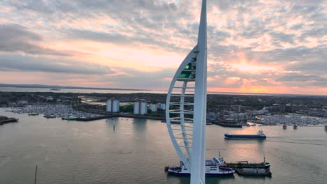 Drohne-Zieht-Aus-Dem-Spinnaker-Turm-In-Portsmouth-Mit-Sonnenuntergangslichtfackeln-4k
