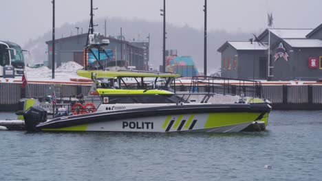 Polizei-Polizeiboot-Vertäut-Am-Marina-Pier-In-Der-Nähe-Von-Aker-Bridge-In-Olso