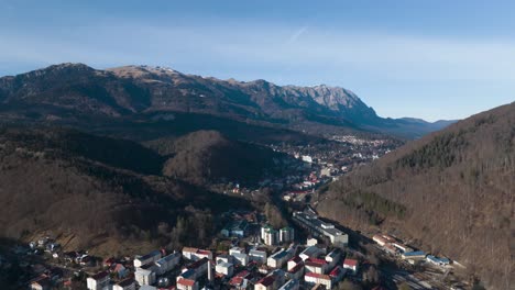 Luft-Hyperlapse-Aufnahme-über-Der-Stadt-Sinaia-Und-Der-Idyllischen-Berglandschaft-Im-Hintergrund