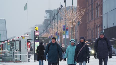 Turistas-Caminando-Por-El-Paseo-Marítimo-De-Aker-Brygge-En-Oslo-Durante-La-Caída-De-Nieve-Invernal