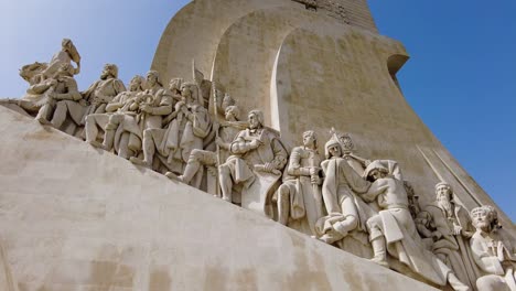 Disparo-En-ángulo-Bajo-Del-Monumento-Padrão-Dos-Descobrimentos-En-Lisboa,-Portugal.