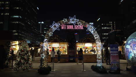 árbol-De-Navidad-Brillante-Y-Exhibición-Arqueada-En-La-Noche-En-El-Mercado-De-Navidad-En-La-Plaza-Gwanghwamun,-Seúl,-Corea-Del-Sur