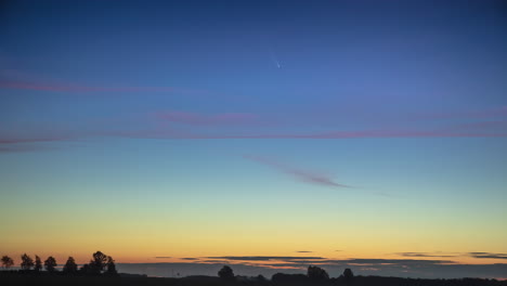 Zeitraffer-Des-Kometen,-Der-Sich-Kurz-Nach-Sonnenuntergang-Hoch-Am-Blauen-Himmel-Bewegt