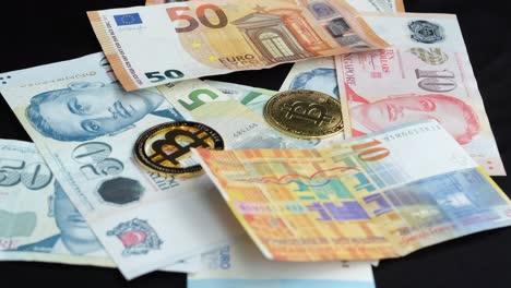 Bitcoin-Und-Mehrere-Fiat-Währungen-Auf-Dem-Tisch-Mit-Kinoeffekt