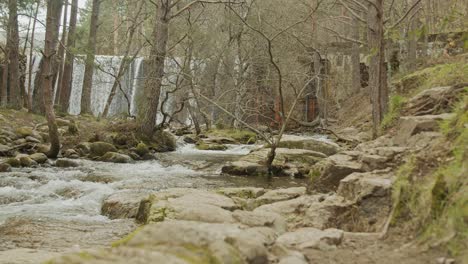 Daueraufnahme-Eines-Flusses-Und-Eines-Wasserfalls-Mit-Bäumen