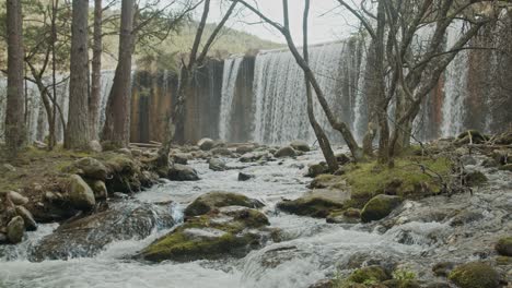 Daueraufnahme-Eines-Wasserfalls-Und-Eines-Flusses-Mit-Bäumen