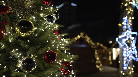 Primer-Plano-De-Un-árbol-De-Navidad-Iluminado-Decorado-Con-Adornos-Brillantes-Por-La-Noche-En-El-Mercado-De-Navidad-En-La-Plaza-Gwanghwamun,-Seúl,-Corea-Del-Sur