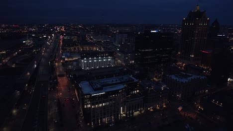 Luftaufnahme-Des-Stadtbildes-Von-Milwaukee-Bei-Nacht,-Bundesstaat-Wisconsin,-Usa