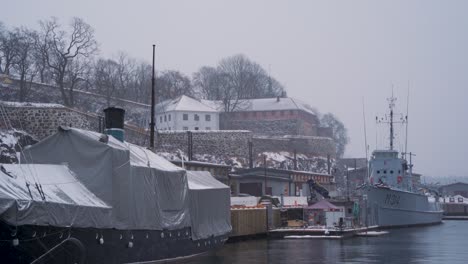 überdachtes-Boot-Und-Nabelschiff,-Das-Im-Winter-Neben-Der-Burg-Akershus-Festgemacht-Ist