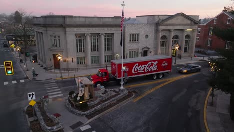 Camión-De-Coca-Cola-Con-Bandera-De-Estados-Unidos-En-La-Noche