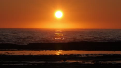 The-sun-rises-from-the-ocean-on-the-east-coast-of-Australia