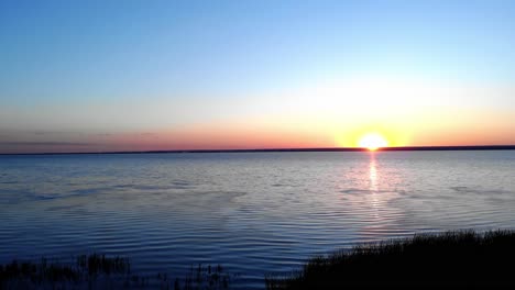 Malerischer-See-Bei-Sonnenaufgang---Antenne-Seitlich