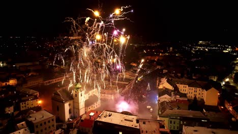 Neujahrsfeuerwerk-In-Der-Stadt-Svitavy-In-Der-Tschechischen-Republik