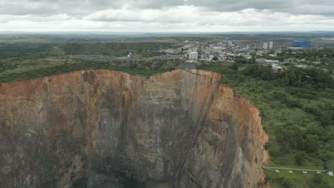 Steile-Senkrechte-Seiten-Der-Kimberlit-Rohrgrube-In-Der-Cullin-Diamantenmine