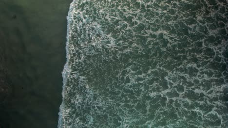 Ozean-Plätschert-Mit-Schaumigen-Wellen-An-Der-Küste