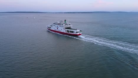 Rote-Trichterfähre,-Die-In-Southampton-Wasser-Segelt