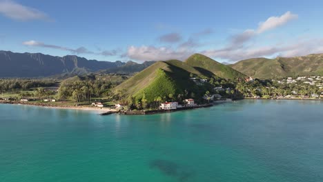 60-fps-Luftdrohnenaufnahmen-Von-Lanikai-Oahu-Hawaii-Mittag-Mit-Wunderschönen-Blauen-Ozeanbergen-Palmenhäusern-Und-Schwenken-Zum-Rechten-Wunderschönen-Inselparadies