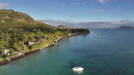 60-fps-Zeitlupen-Drohne-Luftbild-Drohne-Aufnahmen-über-Lanikai-Strandhäusern-Auf-Oahu-Hawaii-Mit-Palmen,-Blauen-Wasserbootbergen-Bei-Sonnenaufgang-Mit-Viel-Sonne