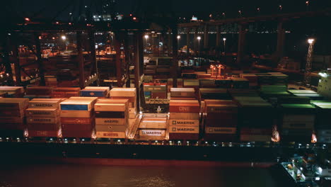 China-Versandcontainer,-Der-Nachts-In-Hongkong-Aus-Dem-Laderaum-Eines-Containerschiffs-Entladen-Wird