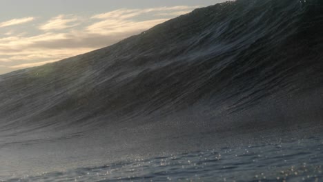 Eine-Schwere-Kurze-Welle-Bricht-über-Einem-Flachen-Felsvorsprung,-Während-Die-Sonne-Im-Hintergrund-An-Der-Ostküste-Australiens-Aufgeht