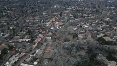 Kurze-Drohnenzeitrafferaufnahme-Von-Santa-Fe-New-Mexico-Bei-Sonnenuntergang