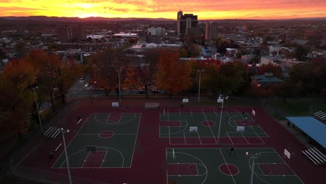 Junge-Teenager-Spielen-Auf-Staatlich-Finanzierten-Basketballplätzen-Im-Stadtpark