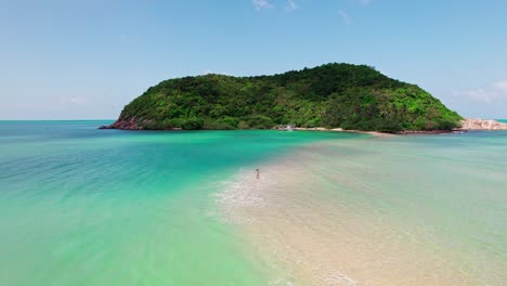 4K-Luftdrohnenaufnahmen-Von-Mae-Haad-Und-Koh-Ma-Auf-Der-Insel-Koh-Phangan-In-Thailand-Mädchen-Im-Bikini,-Das-Entlang-Der-Sandbank-Läuft