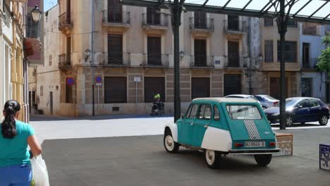Market-square-and-old-car-in-Alcalá-de-Chivert