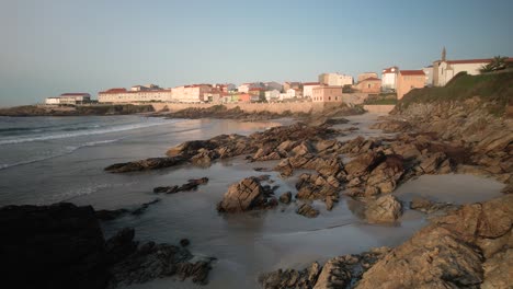 Playa-Rocosa-Y-Pueblo-Costero-En-Un-Día-Soleado-De-Verano-En-A-Coruña,-España
