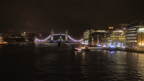 Tower-Bridge-Mit-Reflexionen-In-Der-Themse-Bei-Nacht