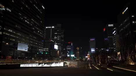 Tráfico-Nocturno-En-La-Calle-De-Sejongno-Pasando-Por-La-Plaza-Gwanghwamun-En-Seúl
