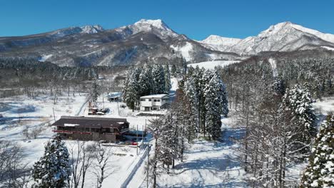 Vista-Aérea-Ascendente-Del-Monte-Myoko-Y-La-Estación-De-Esquí-Akakura-Onsen