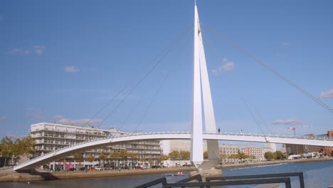 El-Puente-Peatonal-Atirantado-Sobre-El-Muelle-De-Comercio-En-Le-Havre,-Normandía.