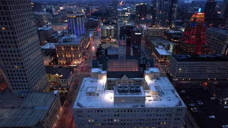 Lebhafte-Luftaufnahme-Der-Innenstadt-Von-Milwaukee,-Wisconsin,-Usa