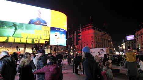 Video-Displays-Showing-Advertisements-at-Piccadilly-Circus,-London,-Nighttime