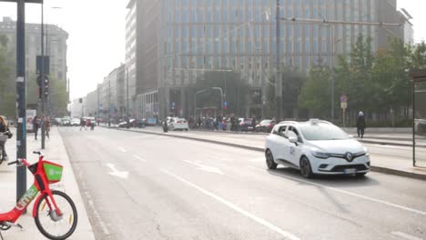 Autos,-Die-An-Sonnigen-Tagen-In-Der-Innenstadt-Von-Mailand-Fahren,-Handheld-Ansicht
