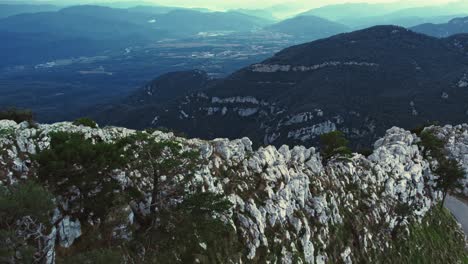 Toma-De-Drones-Cinematográficos-De-Gran-Angular-De-4k-De-Crestas-Y-Picos-De-Montañas